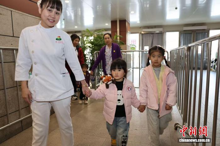 患儿抵达北京朝阳医院