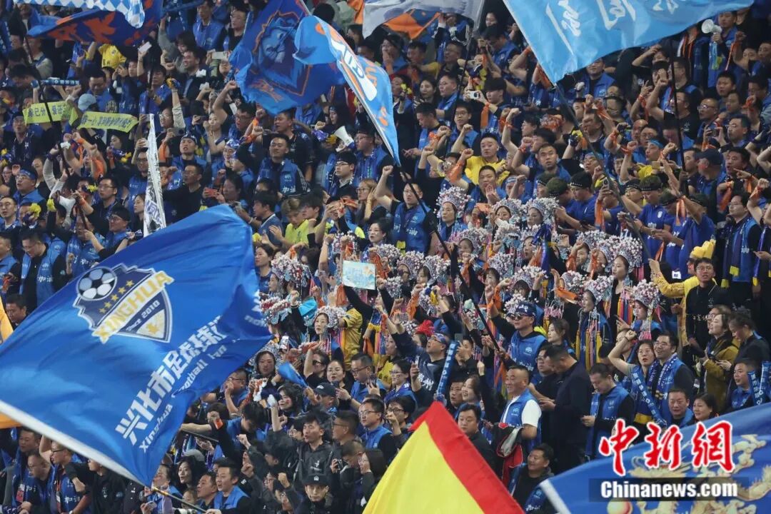 泰州队球迷助威