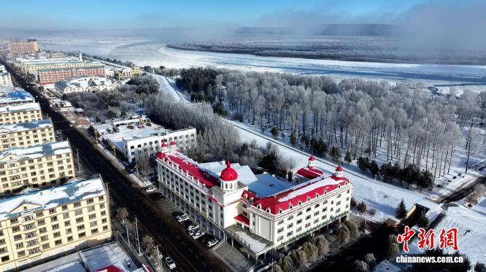 边城呼玛冬日奇景：雾凇冰排交相辉映，游客纷至沓来