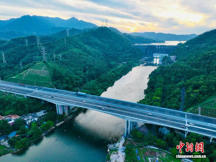 长深高速河惠段改扩建：创新桥梁拼接技术实现高效“缝合”