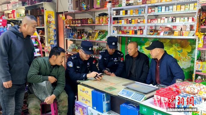 街津口边境派出所民警入户走访，提醒群众注意安全