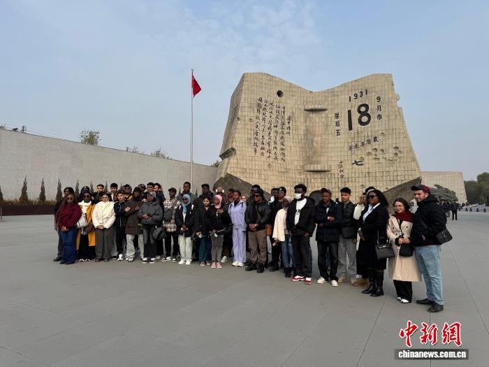 留学生在沈阳“九·一八”历史博物馆残历碑广场合影