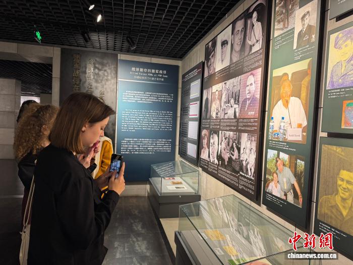 留学生在沈阳二战盟军战俘营旧址陈列馆参观