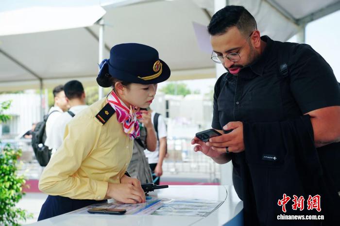 第138届广交会期间广州地铁累计运客2.1亿人次。图为地铁工作人员为外商提供帮助。广州地铁集团 供图