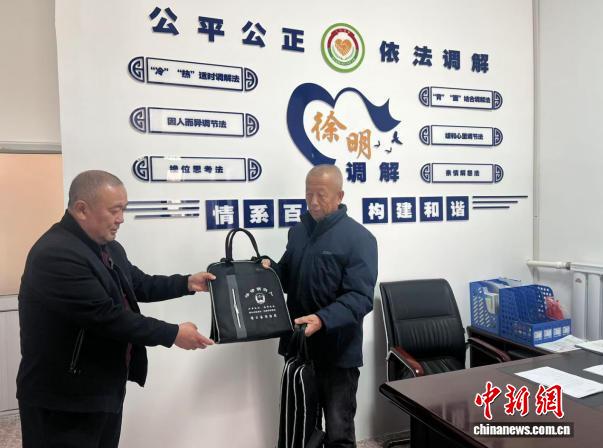 徐明向法律明白人发放资料