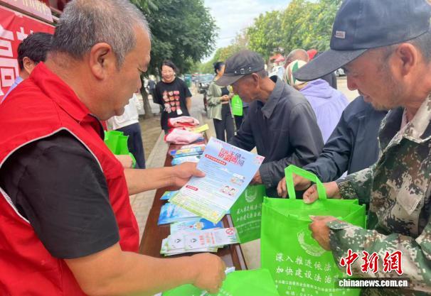 徐明开展禁毒宣传活动