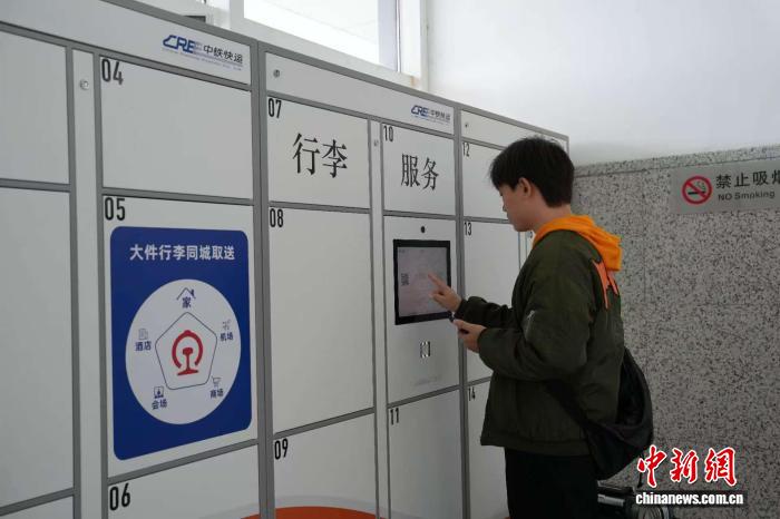 旅客在上饶站轻装行服务柜办理业务