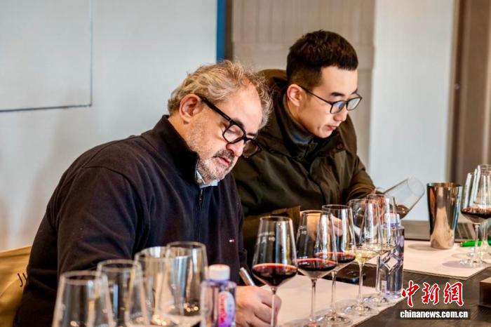 西班牙佩宁指南专家团队在宁夏现场品鉴葡萄酒