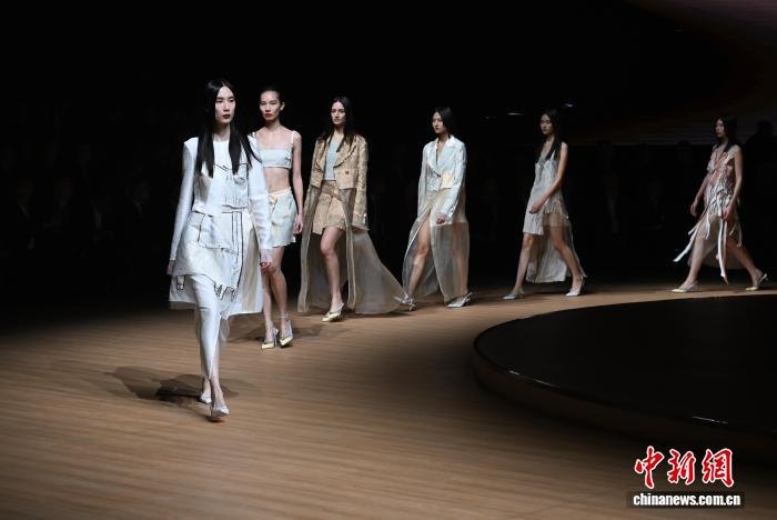 2025柯桥时尚周盛大启幕：纺织名城闪耀国际时尚舞台