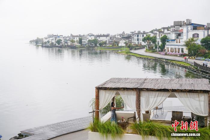 澜湄国家媒体代表记录洱海美景
