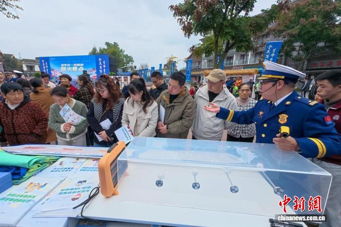 消防员讲解家庭电器火灾防范知识