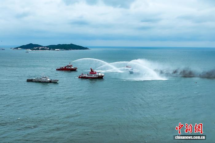 海南消防进行船舶火灾扑救