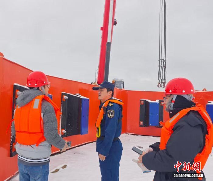 海事执法人员指导防撞设施组装