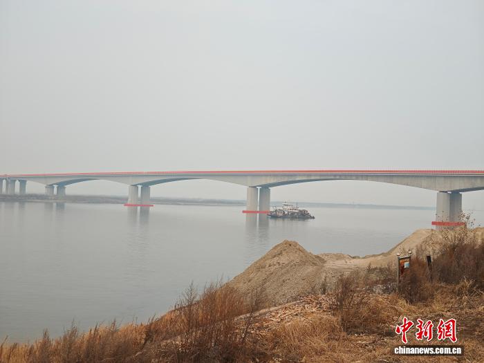 通河松花江特大桥防撞设施安装圆满收官，树立行业安全标杆