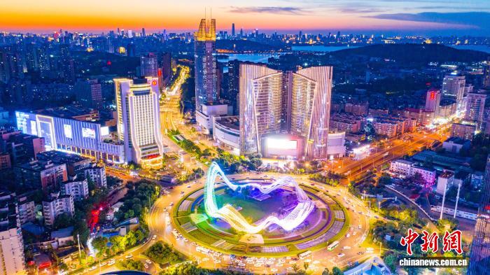 光谷广场地标“星河”雕塑灯光璀璨