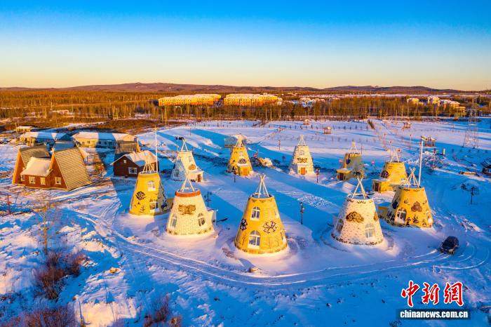 游客体验鄂伦春民族歌舞