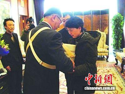 2010年台商刘添财交接朱枫烈士骨灰