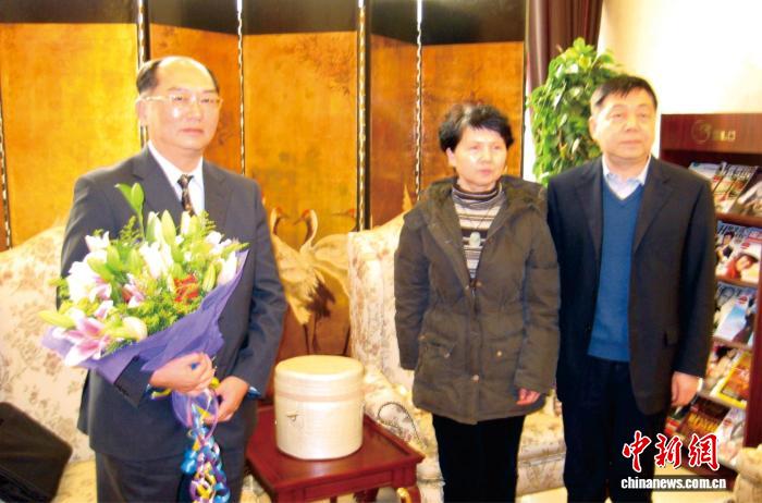 2010年刘添财与朱枫烈士后人合影