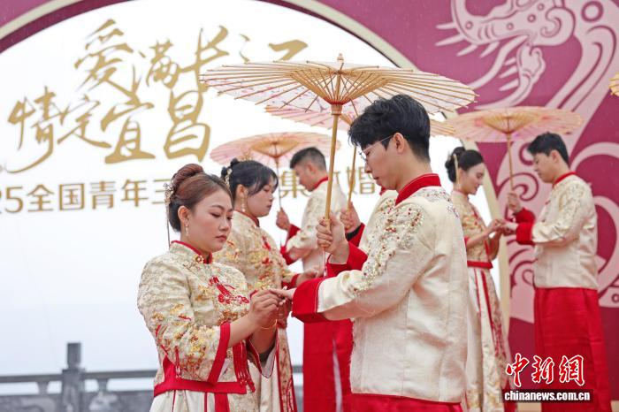 新人们互换定情戒指