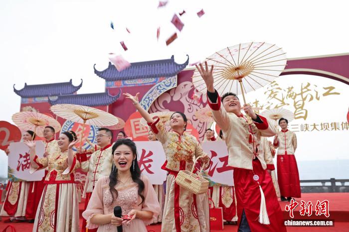 新人们在集体婚礼现场抛洒喜糖