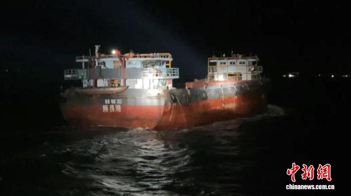 广东海警局执法艇在辖区海域巡查时发现一艘集装箱货船形迹可疑