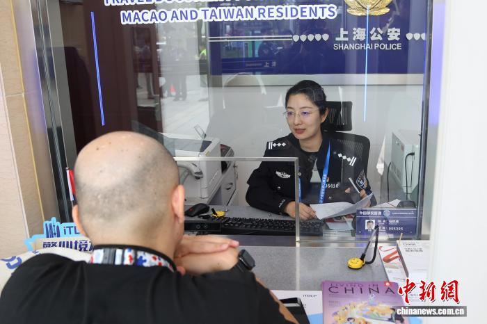 第八届进博会：外籍展客商享出入境服务精准升级，现场办证更便捷