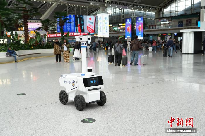 广铁警方引入的新一代警用巡逻机器人