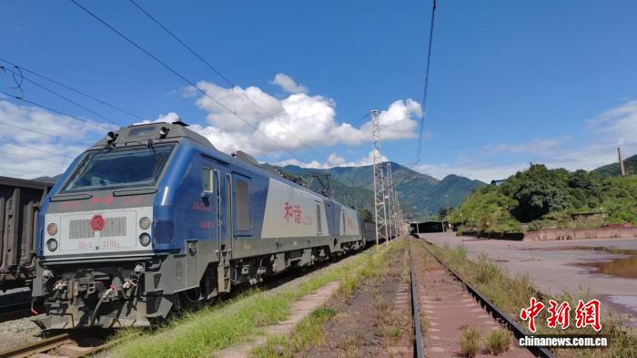 和谐2型电力机车成昆铁路投运 西南运输迎来新动力