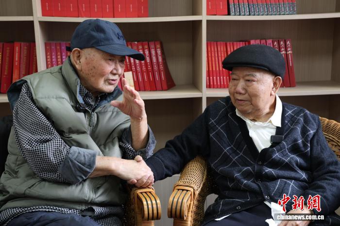 抗美援朝老兵雷玺（右）与宋英（左）重逢现场