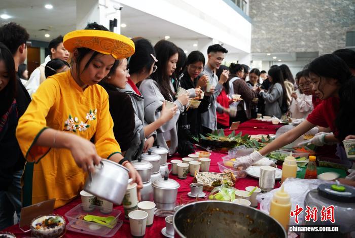 中越青年在品尝越南美食