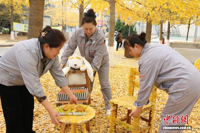 大连外国语大学银杏叶艺术景观