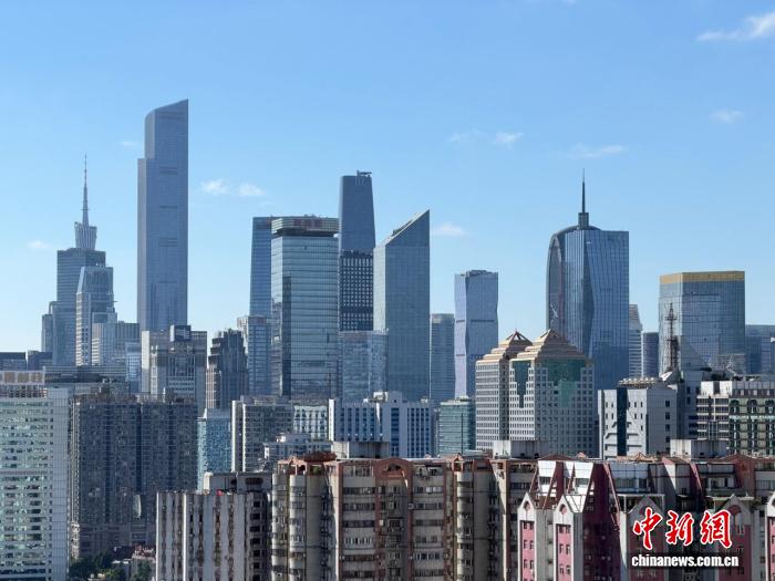 蓝天白云下的广州市区