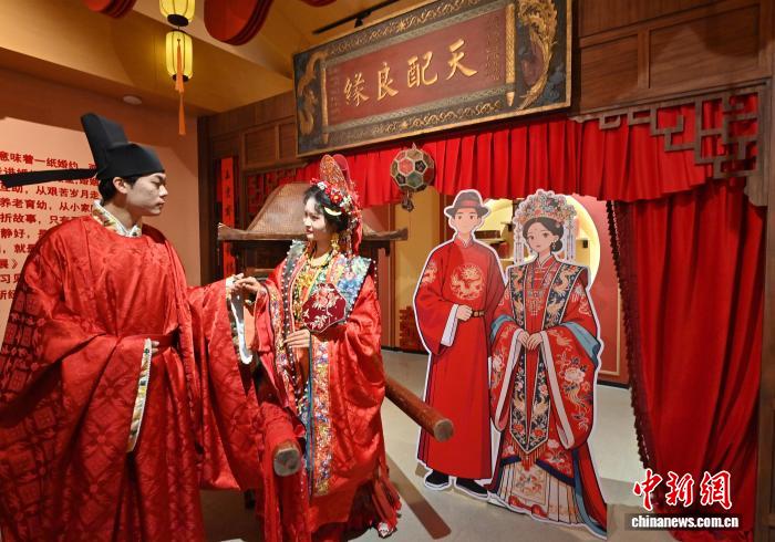 伪满皇宫博物院展出近现代婚恋婚俗实物 见证中国社会变迁