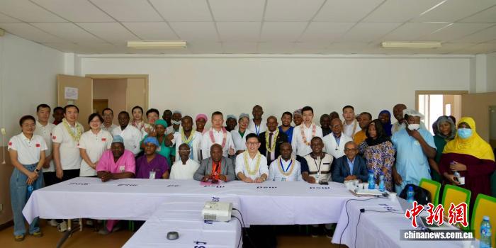 专家组同中科友谊医院医务人员合影