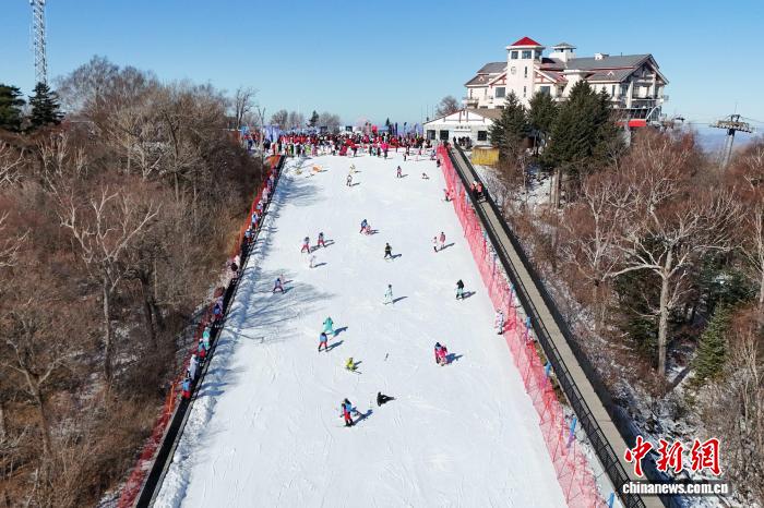亚布力滑雪开板 点燃哈尔滨全新冰雪季