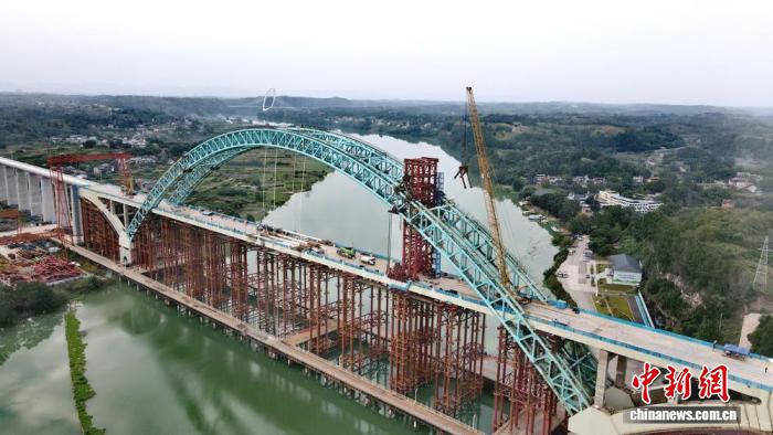 成渝中线高铁沱江特大桥全桥合龙