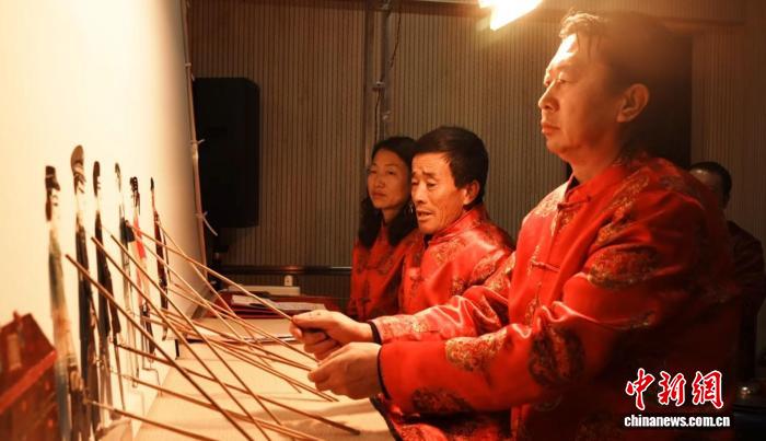 皮影艺人操控现场