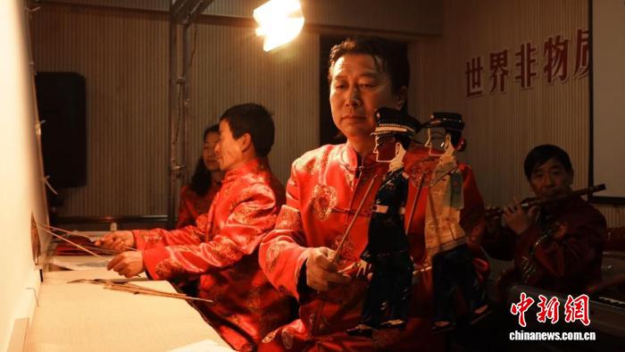 以民警为原型的皮影人物