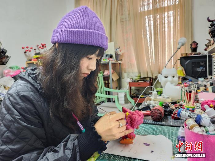 张安琪在工作室制作玩具