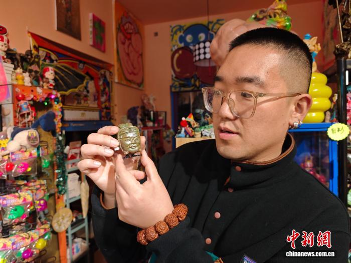 李卓伦展示玩具藏品