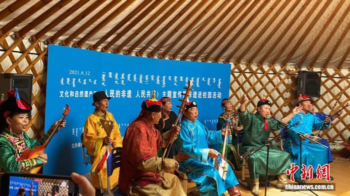 活跃在内蒙古巴林草原上的《格萨（斯）尔》传承小分队