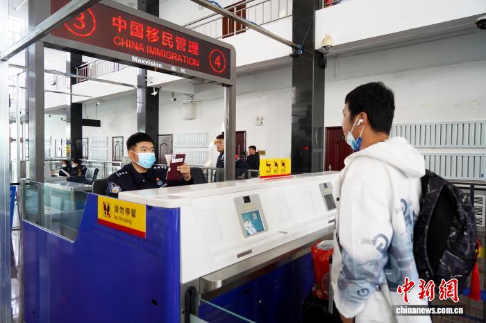 旅客在同江口岸安检