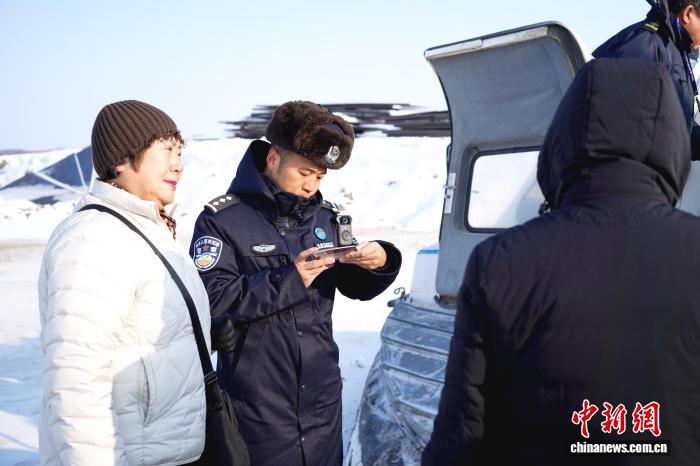 旅客在同江口岸登船