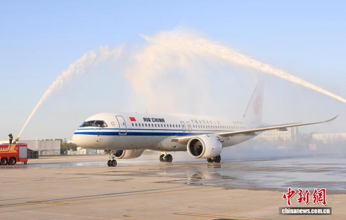 纪念‘两航起义’76周年：国航C919重飞北飞航线，展馆首展传承爱国精神