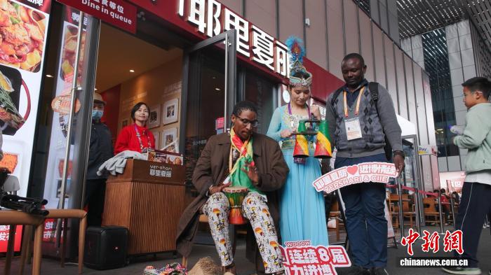 耶里夏丽员工在第八届进博会上服务展商