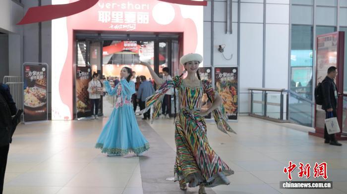 第八届进博会：耶里夏丽“石榴花”巾帼岗展现文明服务风采