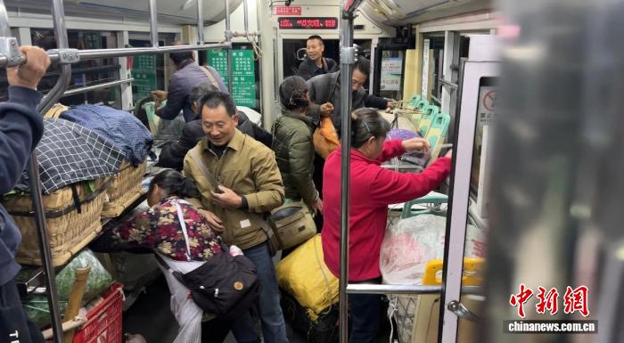 贵阳‘惠农专线’：小公交撬动乡村振兴大民生