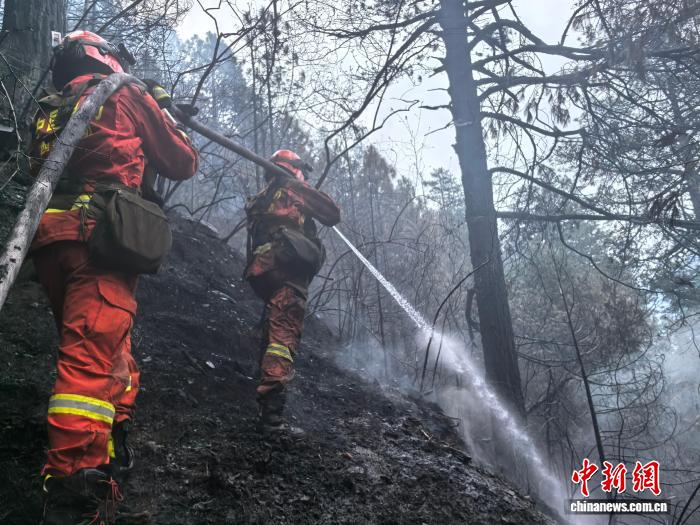 西藏林芝察隅县森林消防中队指战员灭火战斗中
