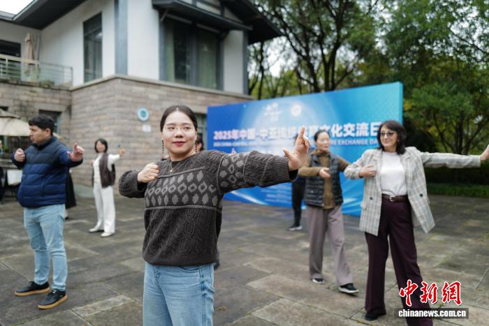 中亚友人和中国师生同练八段锦