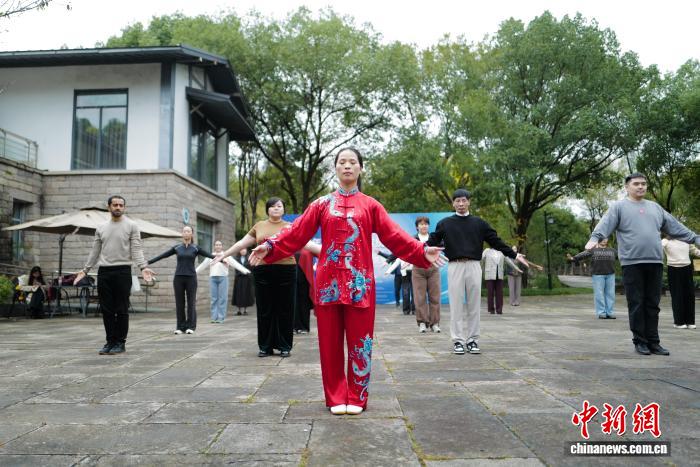 中亚友人杭州共练八段锦 体验中国养生文化魅力